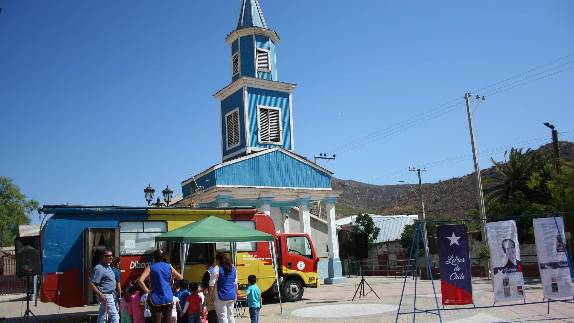 El bibliomóvil instalado en Chañaral Alto, Monte Patria